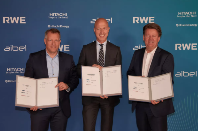 Niklas Persson výkonný ředitel divize Grid Integration společnosti Hitachi Energy Sven Utermöhlen generální ředitel společnosti RWE Offshore Wind a Mads Andersen prezident a generální ředitel společnosti Aib