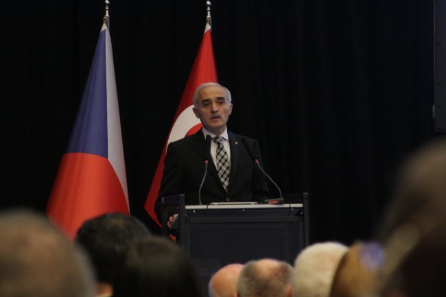 Dalším řečníkem fóra byl Nail Olpak, prezident Müsiad (Nezávislá organizace průmyslníků a obchodníků Turecké republiky)