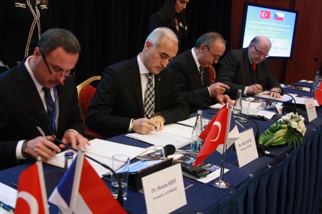 Podpis memoranda o spolupráce mezi SP ČR a třemi tureckými partnerskými organizacemi ukončil ranní program fóra.