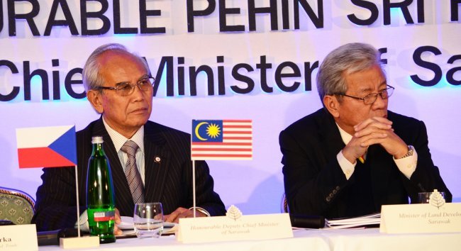 Fóra se zúčastnil místopředseda vlády Sarawaku