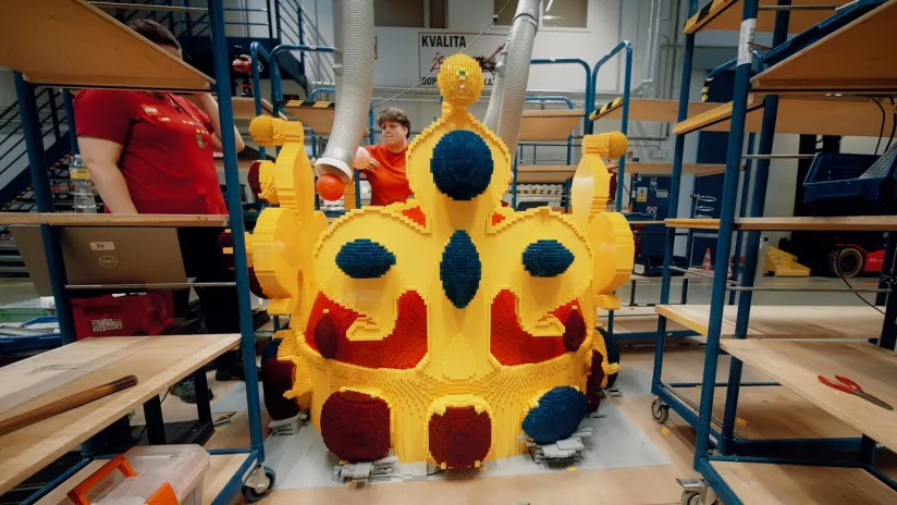 Svatováclavská koruna z LEGO® kostek oslavuje 25 let továrny LEGO v Kladně