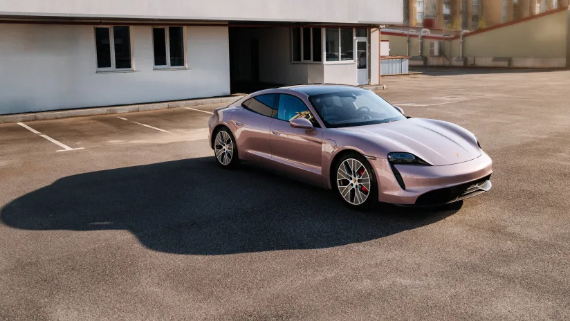 Balíček k automotive: Komise představila revizi standardů CO₂ i nový omnibus