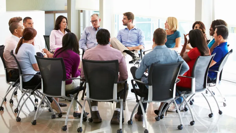 Dlouhé sezení a stání připravuje české pracovníky zbytečně o zdraví