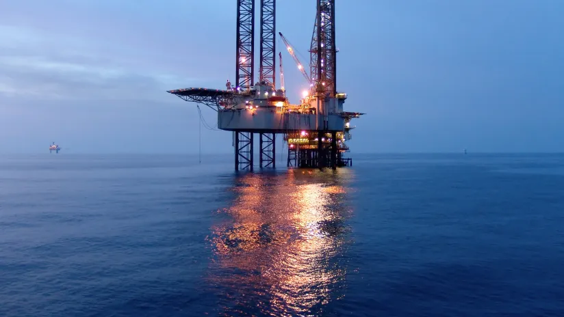 Průzkum: Krize v Perském zálivu zdražuje a brzdí investice českých firem, dopady pociťuje již 86 % společností 